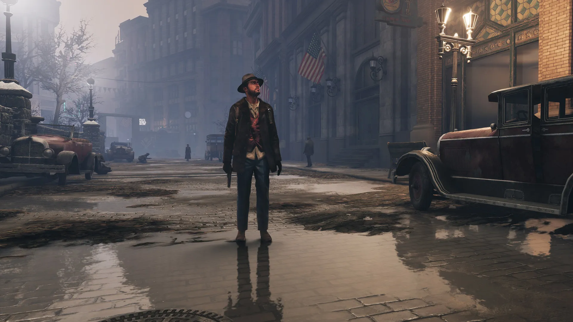 Captura The Sinking City 2 Hombre De Pie Sobre Calle Mojada Con Faroles Y Coches Antiguos