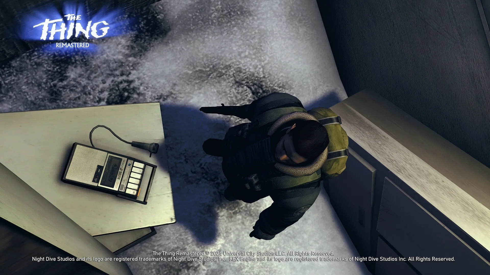 Captura The Thing Remastered – Soldado Conversa Con Otro En Pasillo Oscuro