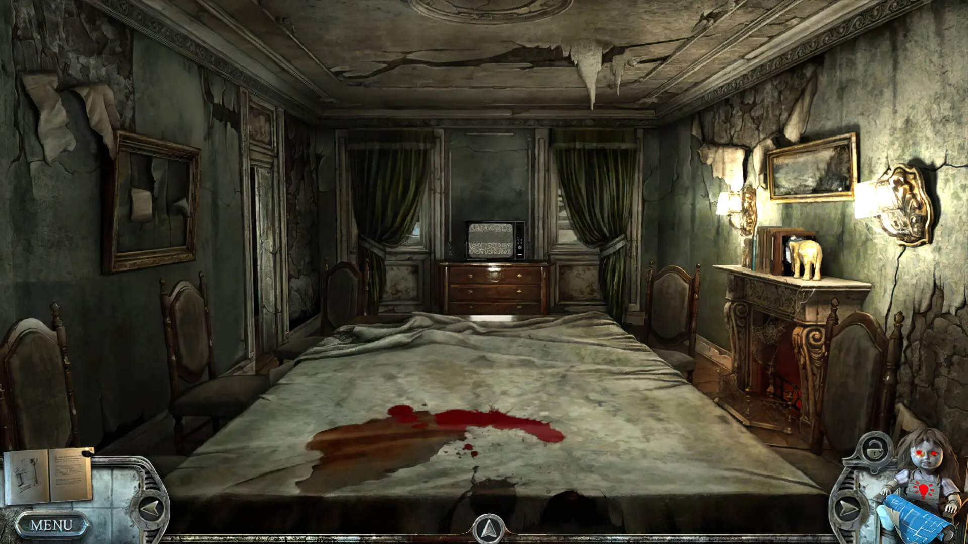 Captura True Fear Forsaken Souls Part 3 – Habitacion Deteriorada Con Manchas De Sangre Sobre Una Cama Y Un Televisor Encendido Al Fondo