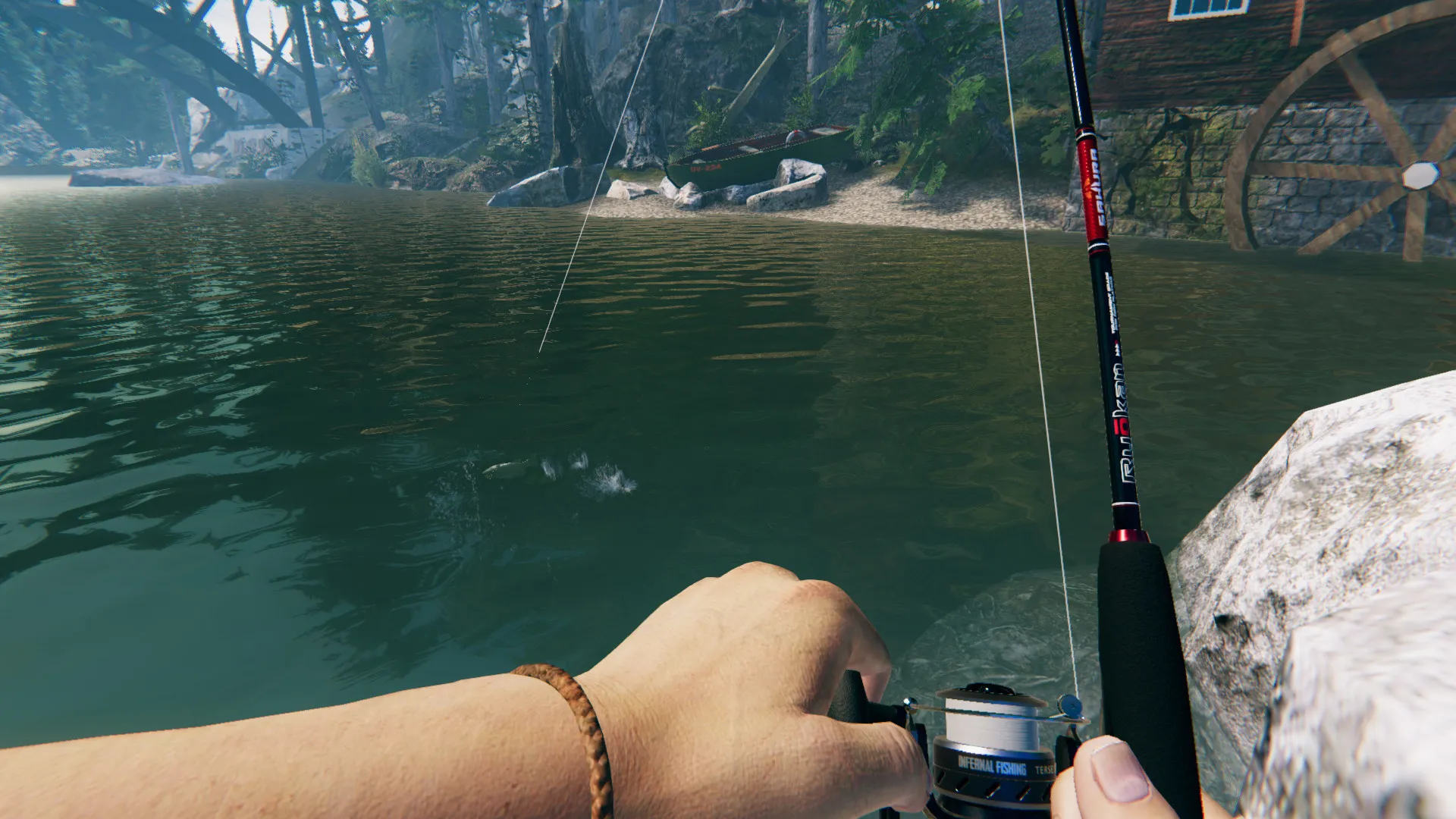 Captura Ultimate Fishing Simulator 2 – Vista En Primera Persona De Una Cana Siendo Sostenida Sobre Un Rio Rodeado De Vegetacion