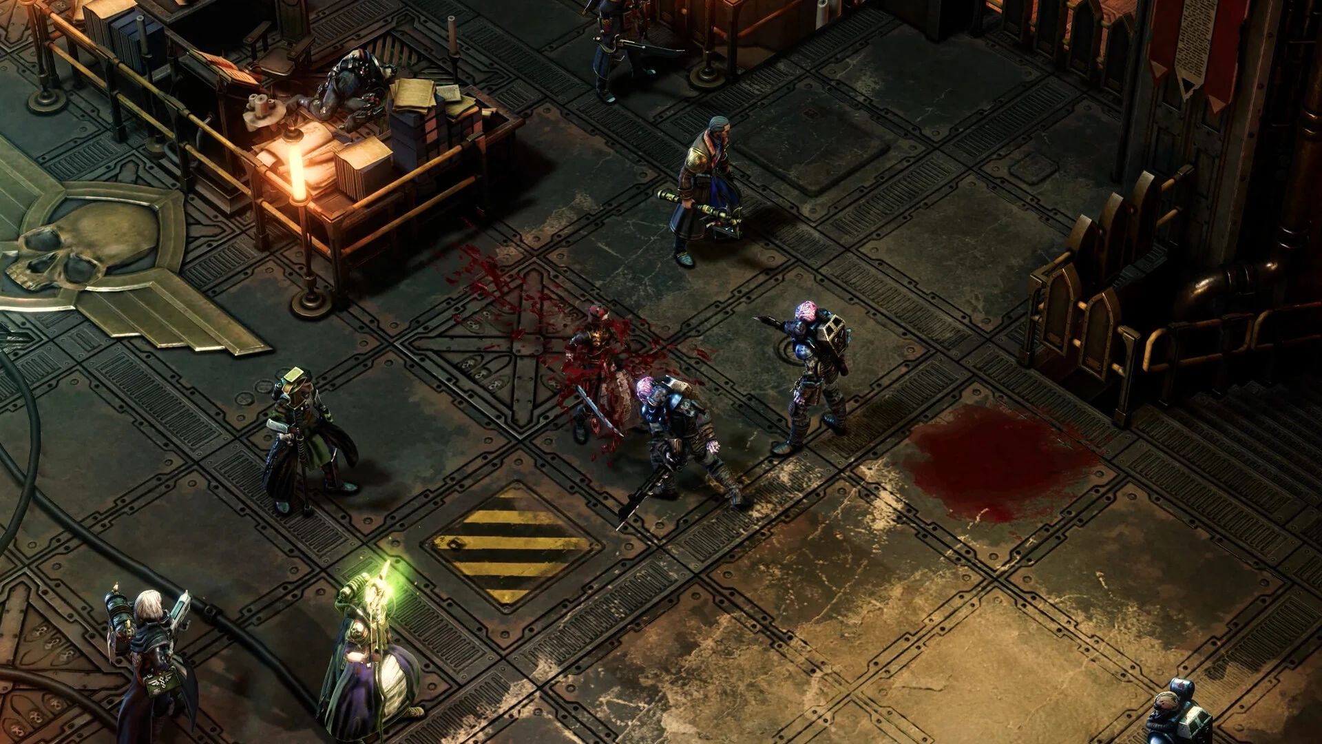 Captura Warhammer 40000 Rogue Trader – Escena De Combate Tactico Con Sangre En El Suelo Y Enemigos Abatidos En Un Complejo Metalico