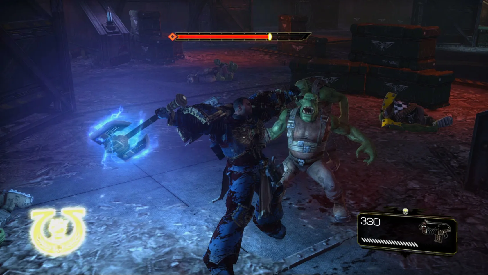 Captura Warhammer 40000 Space Marine 2 – El Personaje Principal Alza Un Martillo De Energia Mientras Golpea A Un Orco En Una Escena Oscura Y Sangrienta
