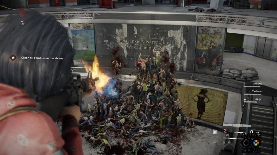 Captura World War Z GOTY Edition – Una Sobreviviente Dispara Contra Una Pila De Zombis Que Trepan En Un Centro Comercial