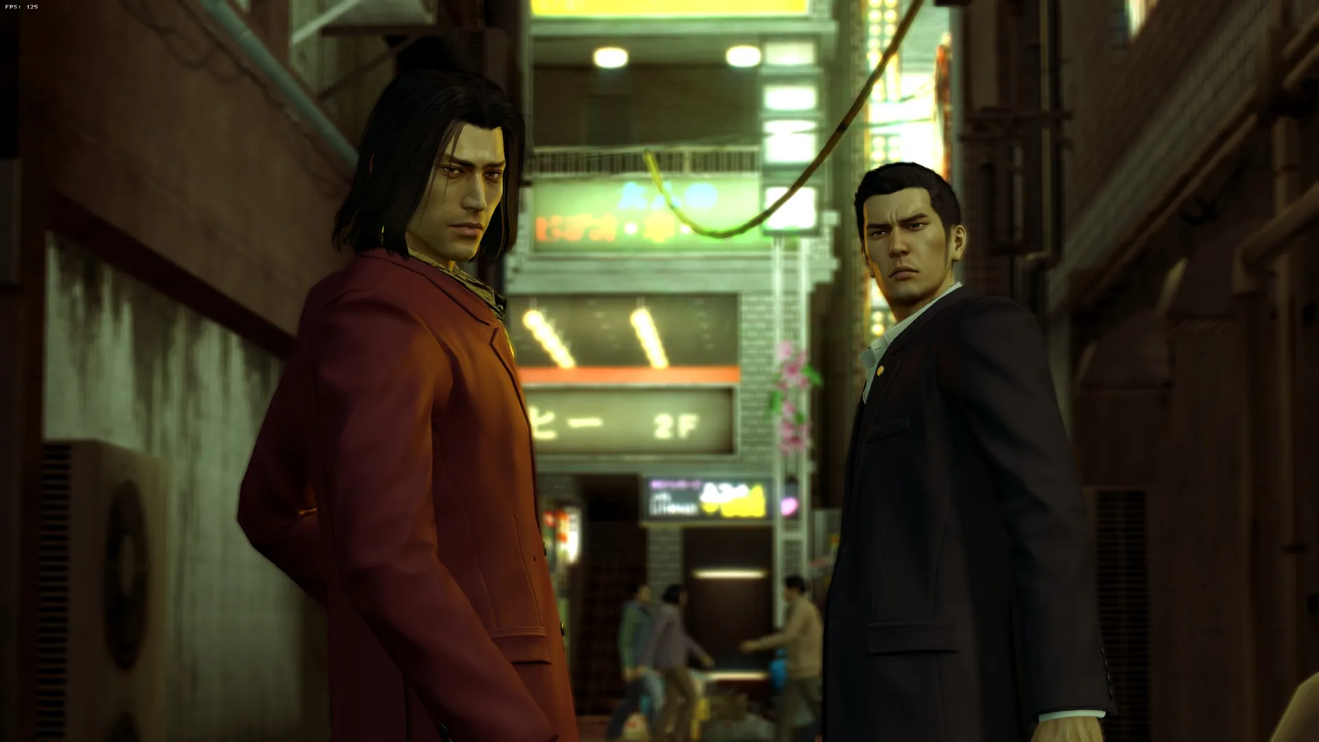 Captura Yakuza 0 – Dos Personajes En Traje Se Giran Alertas En Un Estrecho Callejon Iluminado
