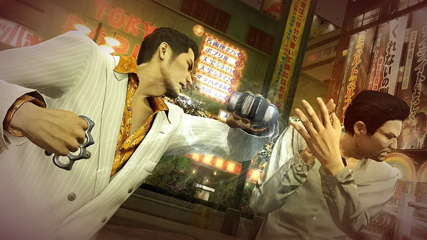 Captura Yakuza 0 – Kiryu Golpea Con Un Puno Americano A Un Enemigo En Plena Calle