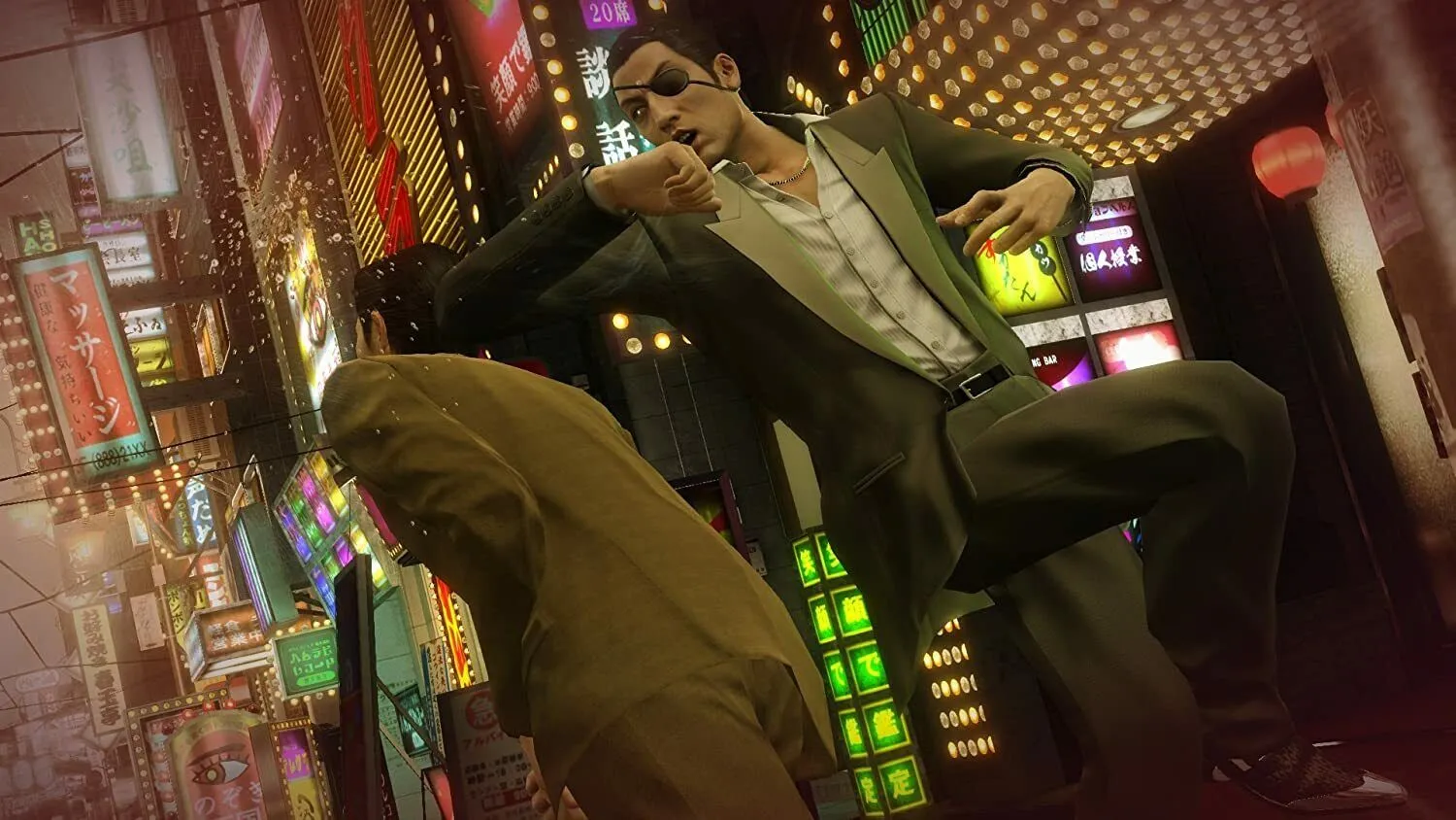 Captura Yakuza 0 – Majima Lanza Un Codazo En Una Calle Llena De Neones Japoneses