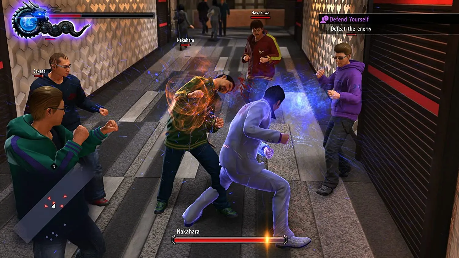 Captura Yakuza 6 The Song Of Life – Kiryu Golpea Con Energia Azul Rodeado De Varios Enemigos En Un Pasillo