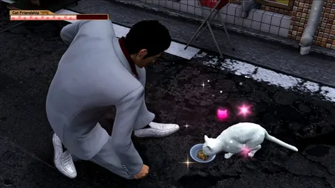 Captura Yakuza 6 The Song Of Life – Kiryu Se Agacha Para Alimentar A Un Gato Blanco En Una Callejon