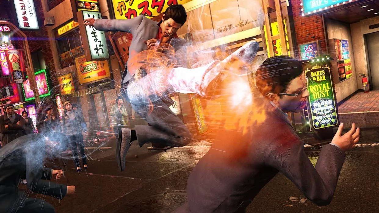 Captura Yakuza 6 The Song Of Life – Patada Voladora De Kiryu Envuelta En Fuego Contra Un Enemigo En Plena Calle