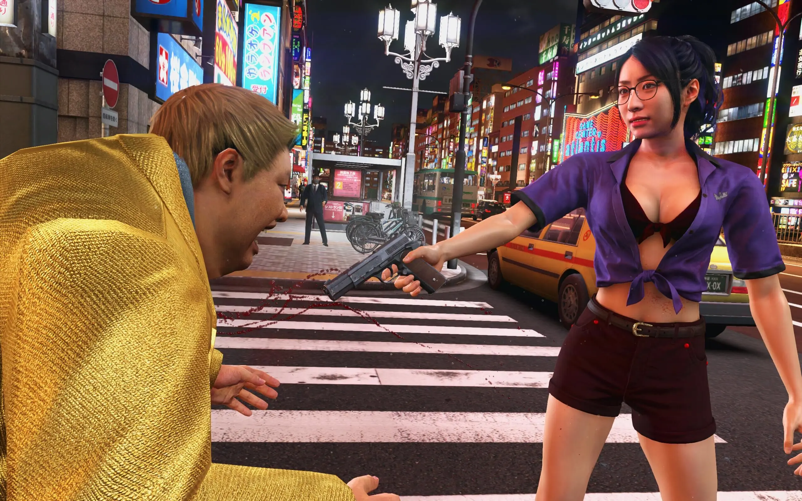 Captura Yakuza Kiwami – Mujer Con Blusa Morada Apunta A Un Hombre Herido En Medio De Una Calle Iluminada