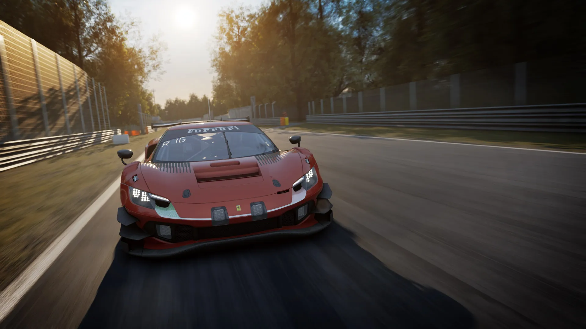 Captura Assetto Corsa EVO – Auto Rojo Avanzando Entre Arboles Con Destellos De Sol En El Fondo