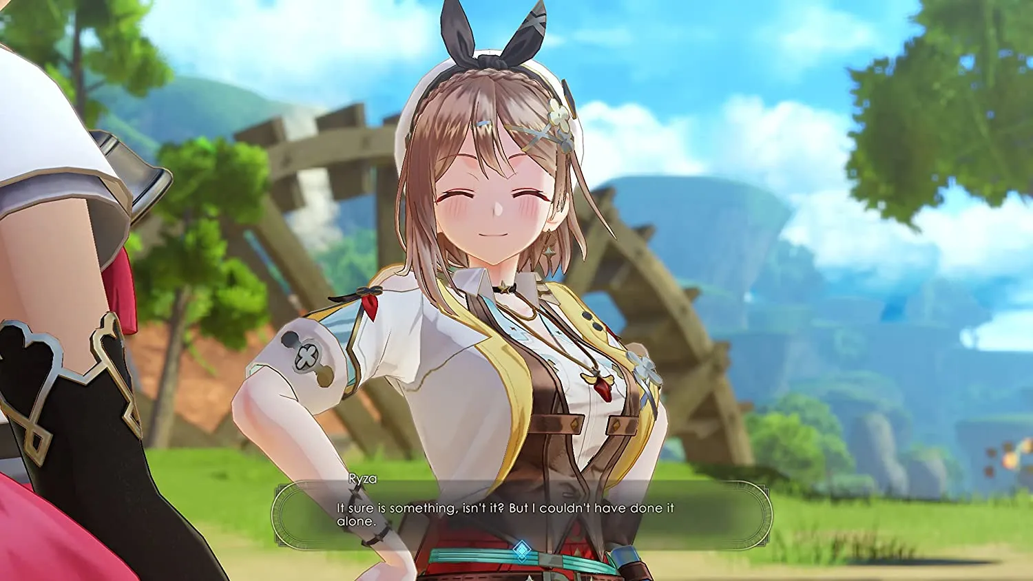Captura Atelier Ryza Ever Darkness The Secret Hideout Ryza Sonrie Bajo El Sol Mientras Habla Con Otro Personaje