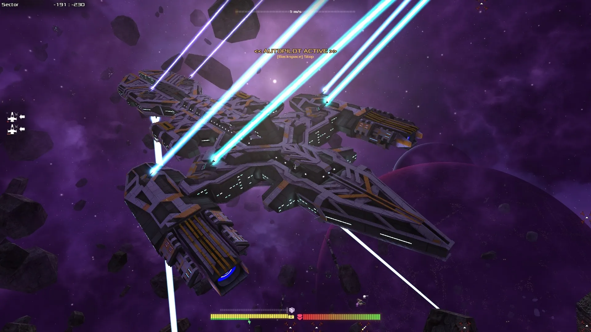 Captura Avorion – Nave Disparando Rayos En Combate Espacial Dentro De Una Nebulosa Purpura