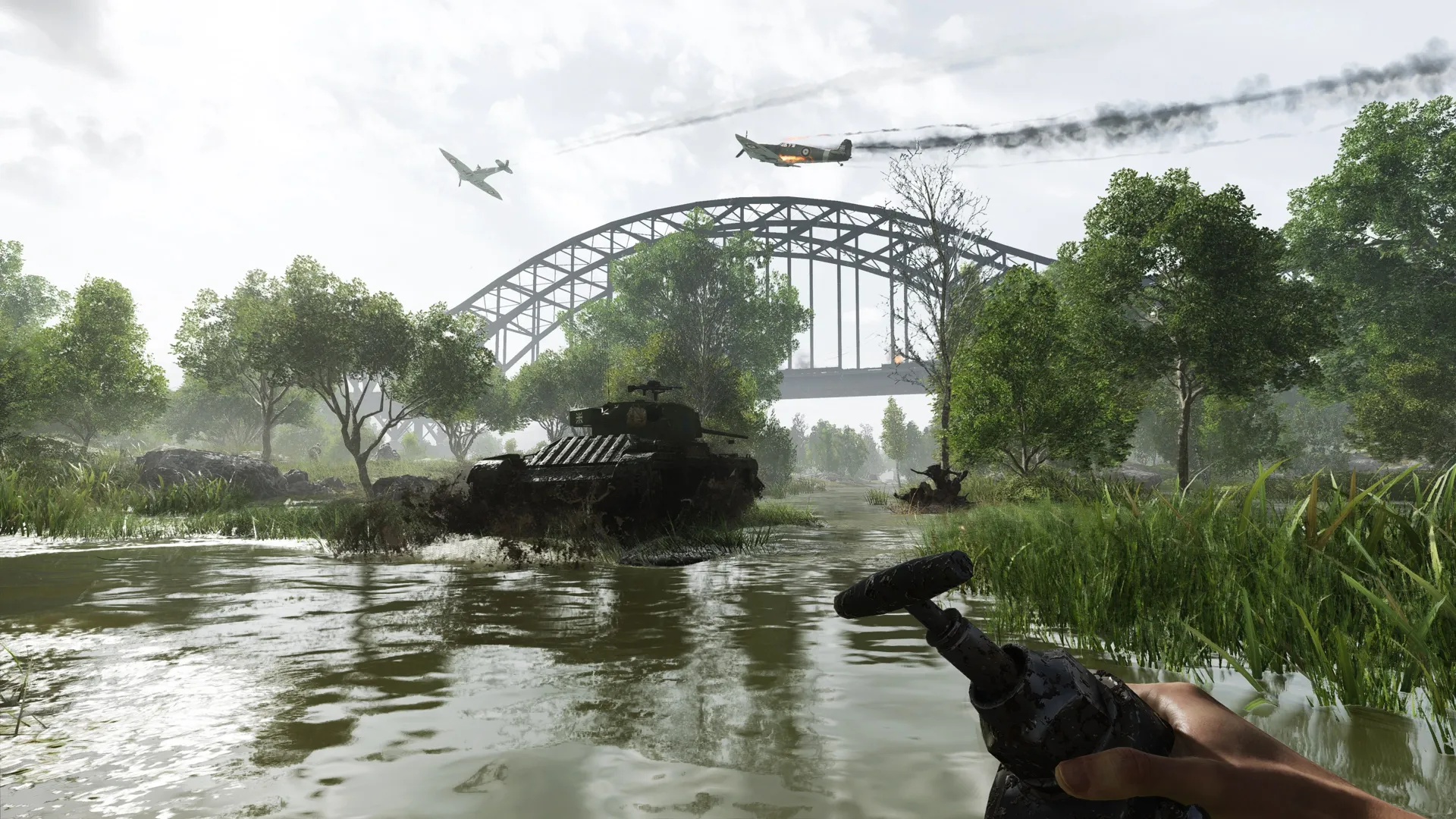 Captura Battlefield V – Paisaje Fluvial Con Vegetacion Densa Y Un Puente Al Fondo