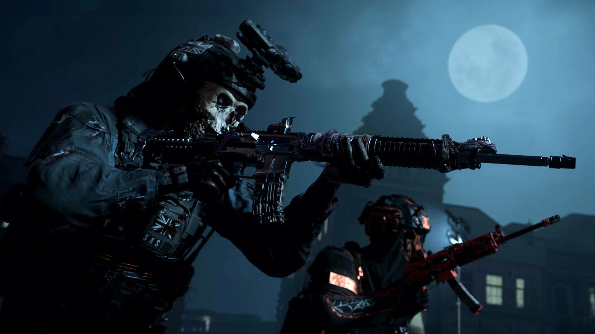 Captura Call Of Duty Modern Warfare II – Dos Soldados Apuntan Con Rifles De Asalto Durante Una Operacion Nocturna Con La Luna Llena De Fondo