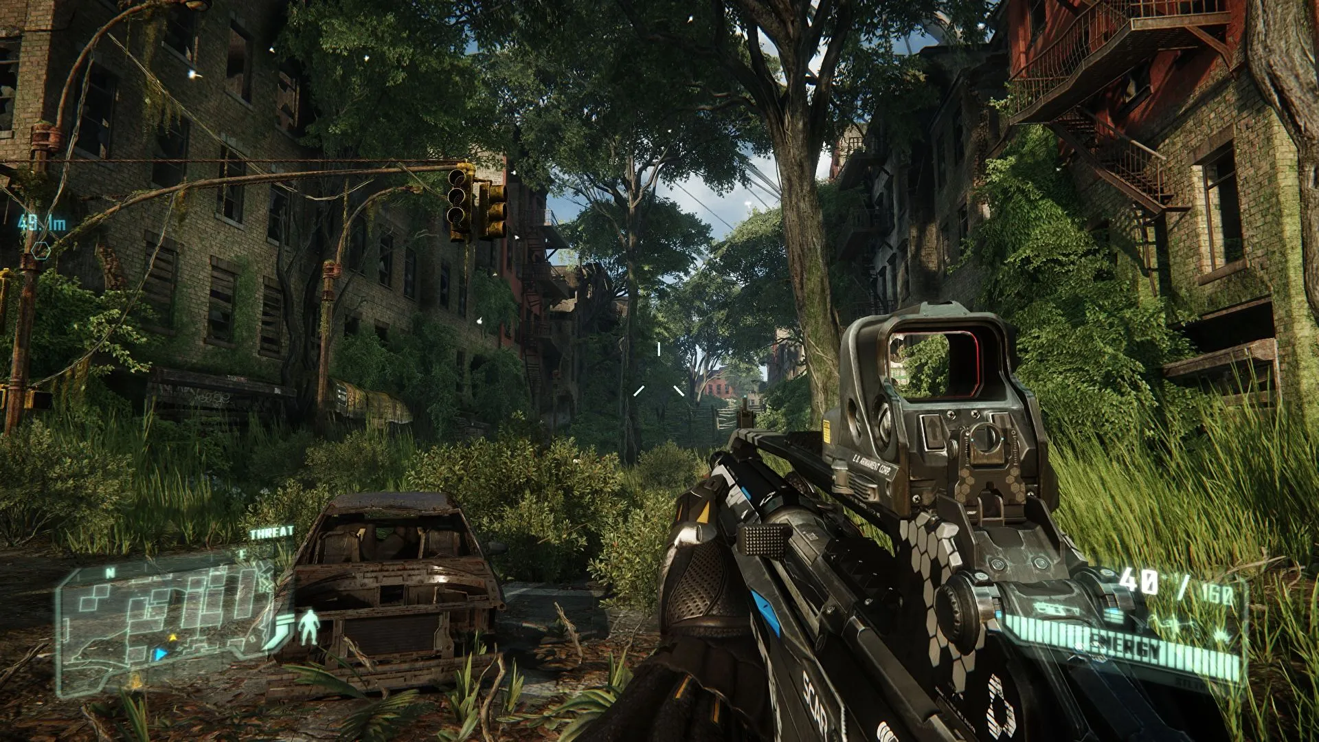 Captura Crysis 3 Remastered – Vista Del Jugador Con Arma Entre Edificios Invadidos Por La Jungla