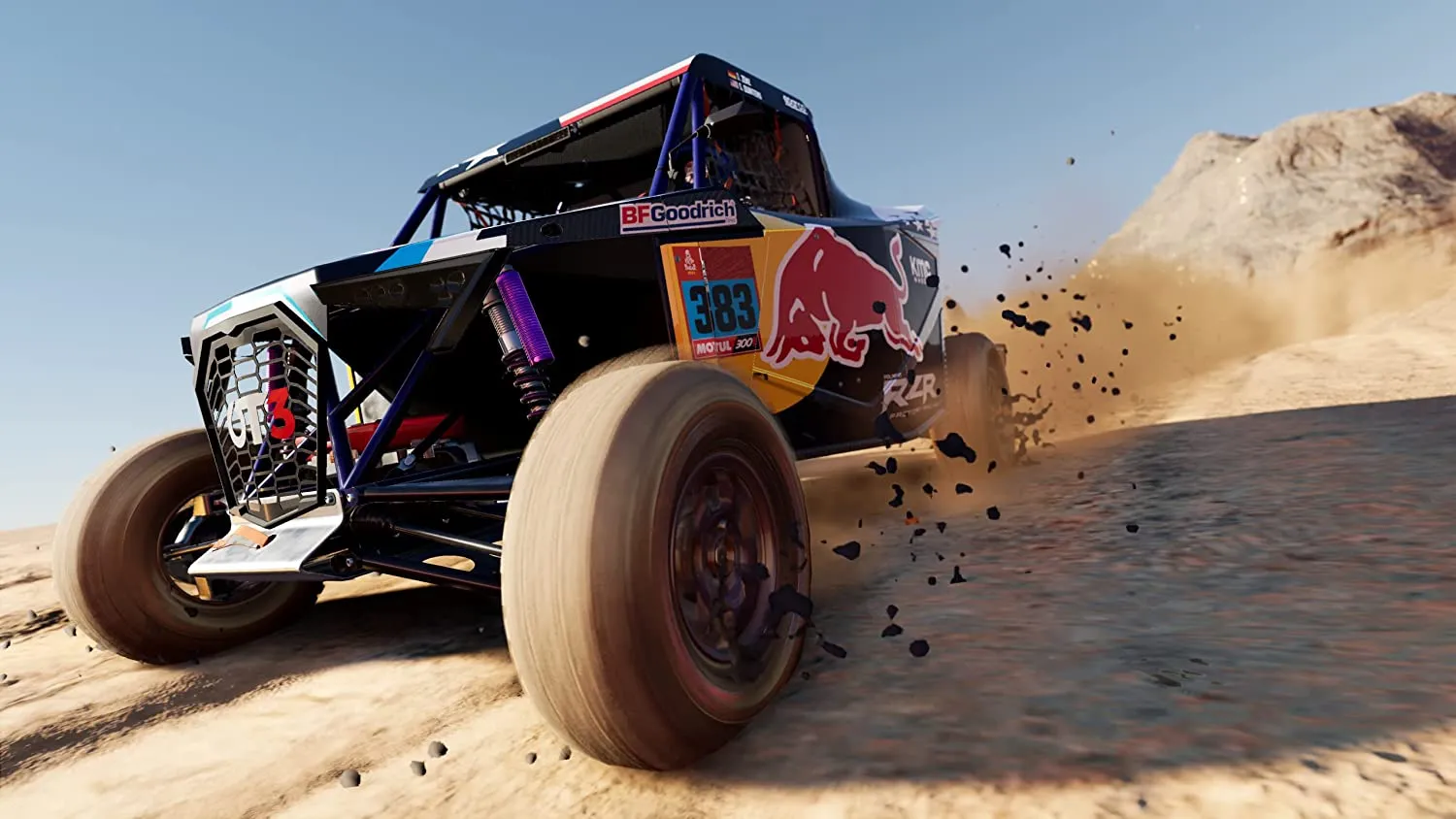 Captura Dakar Desert Rally Vehiculo Off Road De Red Bull Derrapa Sobre La Arena Con Fondo Montanoso