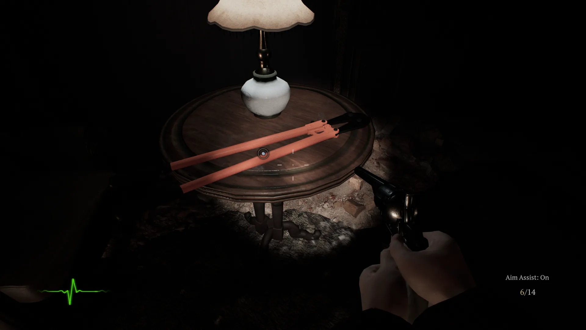 Captura Dollhouse Behind The Broken Mirror Un Cuarto Oscuro Con Una Lampara Encendida Y Figura Sombria Al Fondo