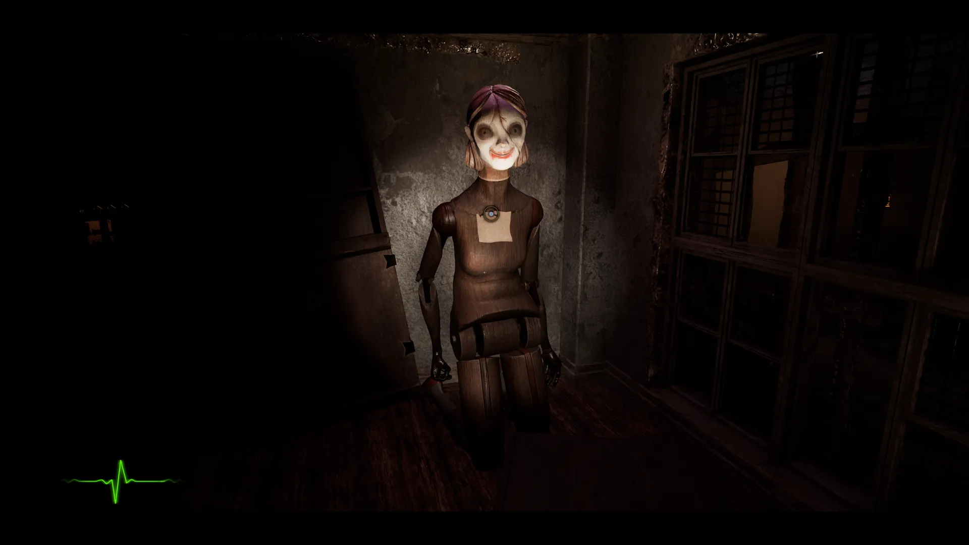 Captura Dollhouse Behind The Broken Mirror Una Figura Femenina De Aspecto Siniestro En Un Pasillo Oscuro