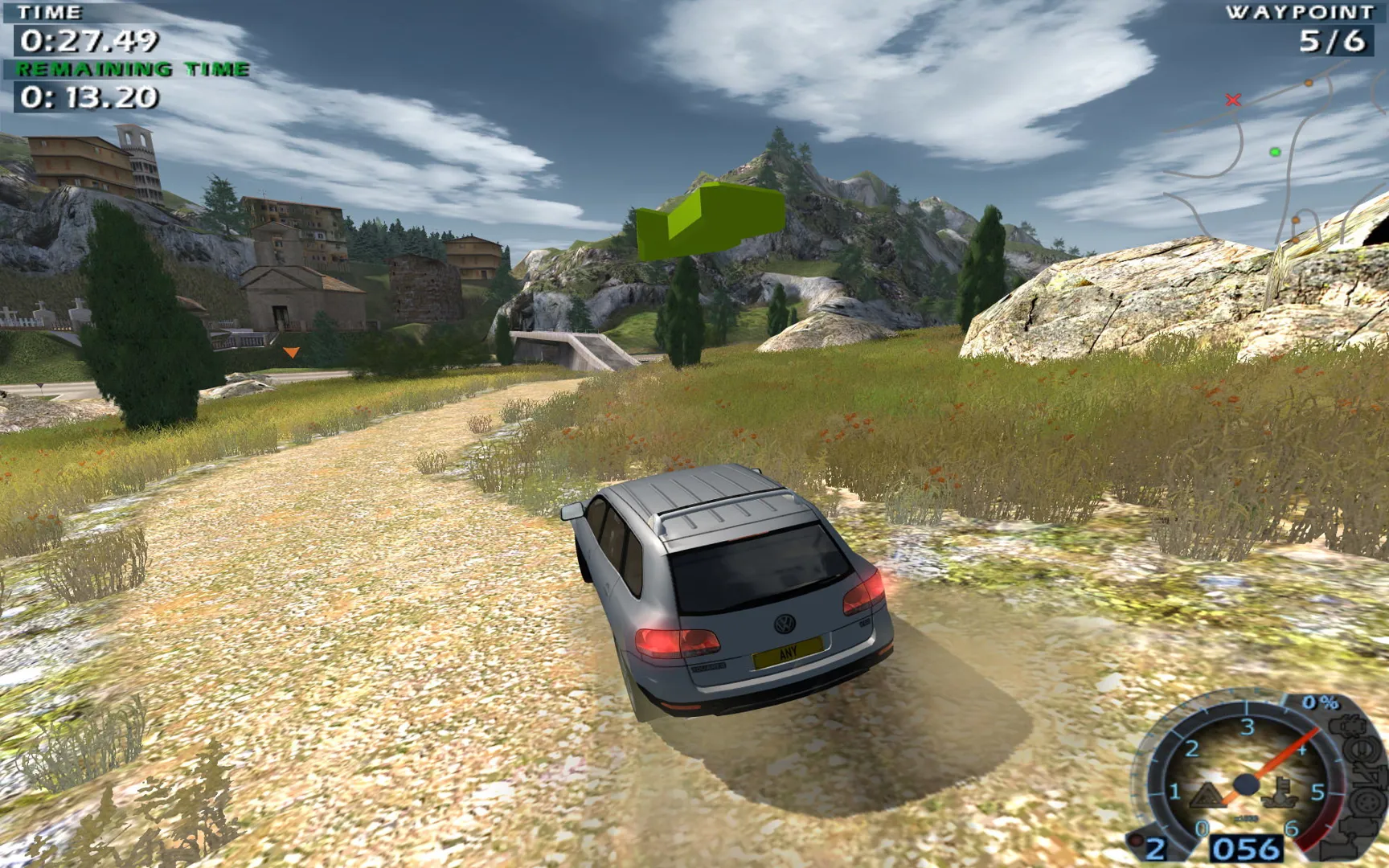 Captura Driving Speed 2 – SUV Gris Tomando Curva En Camino De Tierra Con Flechas De Direccion