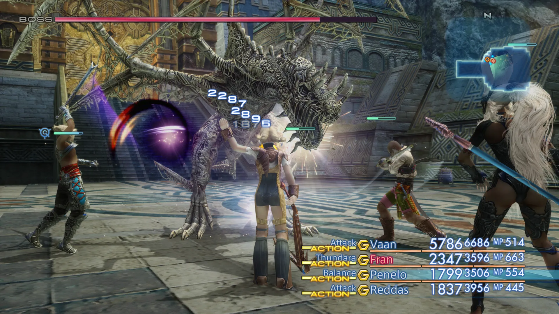 Captura Final Fantasy XII The Zodiac Age Pelea Contra Criatura En Una Ciudad Con Ataques Magicos Activos