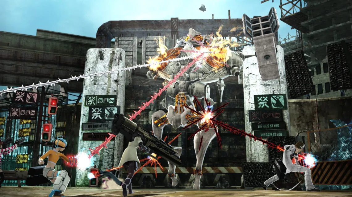Captura Freedom Wars Remastered – Combate Entre Varios Personajes En Ciudad Con Estructuras Elevadas