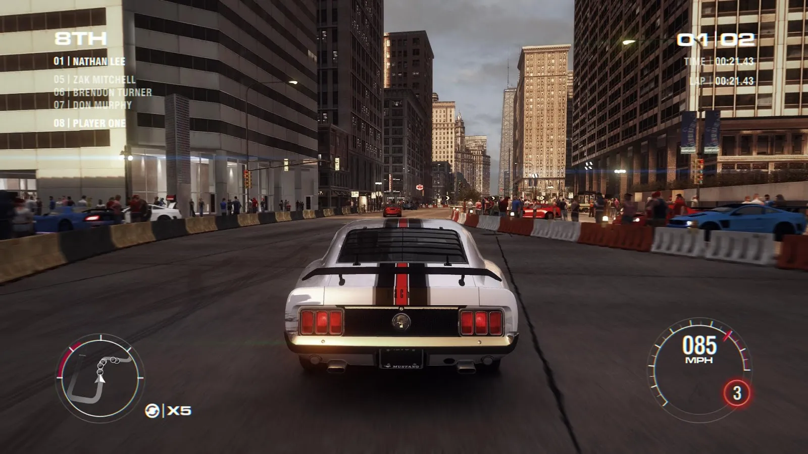 Captura GRID 2 Reloaded Edition – Auto Compitiendo En Circuito Urbano Con Edificios Altos