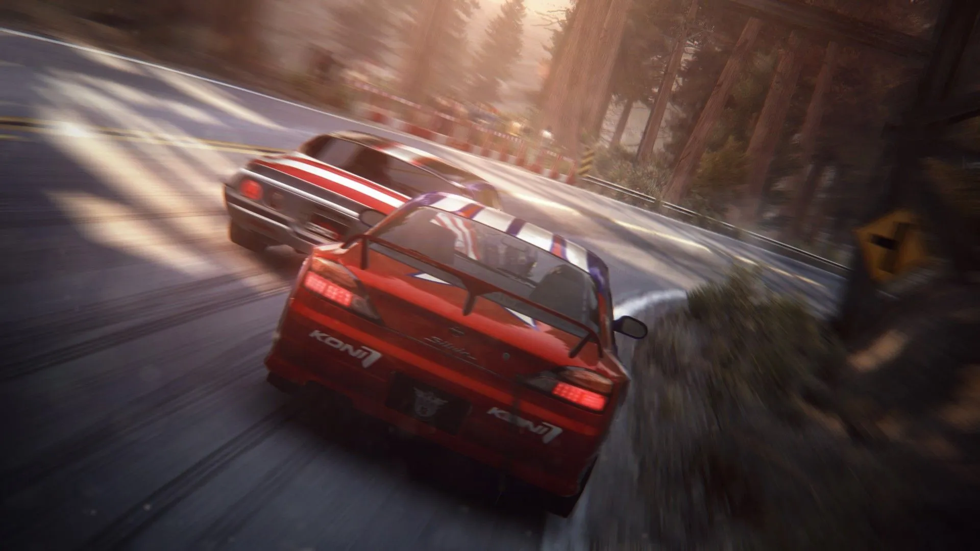 Captura GRID 2 Reloaded Edition – Dos Coches Derrapando En Una Curva Con Luces Calidas