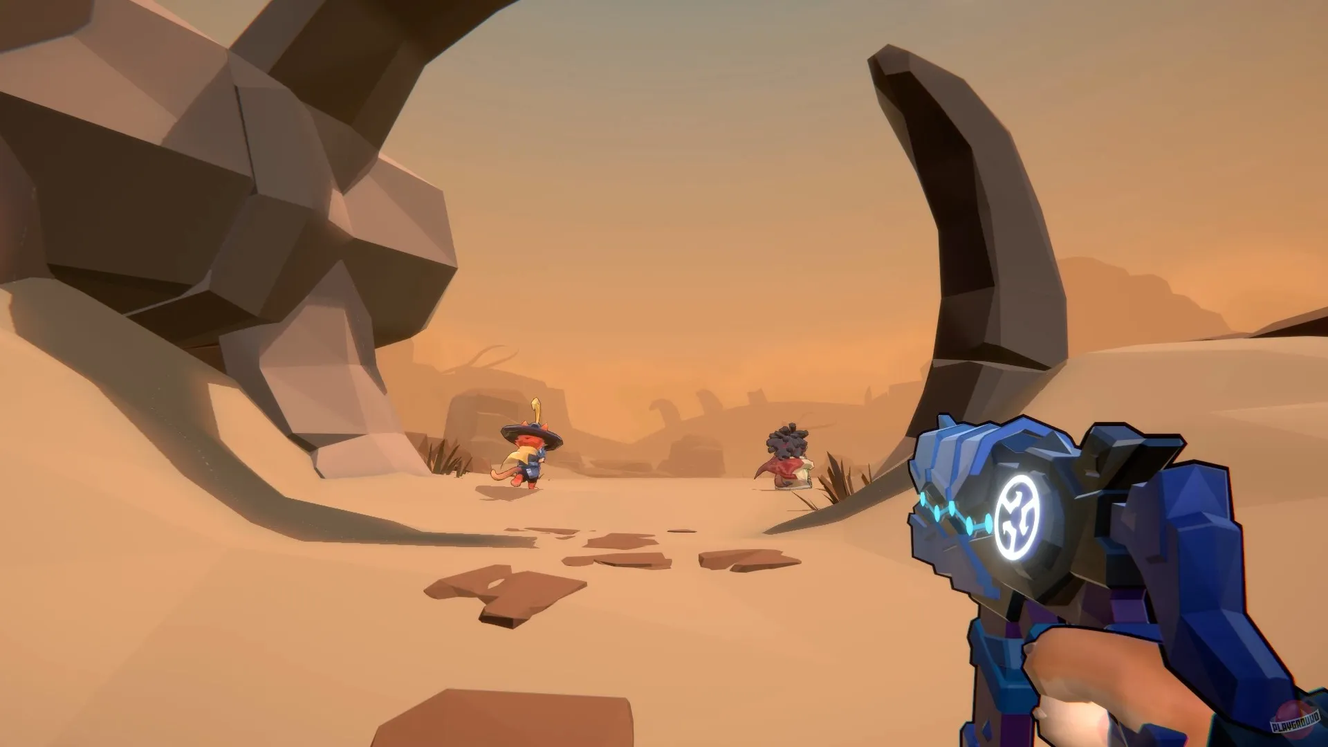Captura Gunfire Reborn – Personaje Apuntando Con Rifle Entre Montanas De Arena