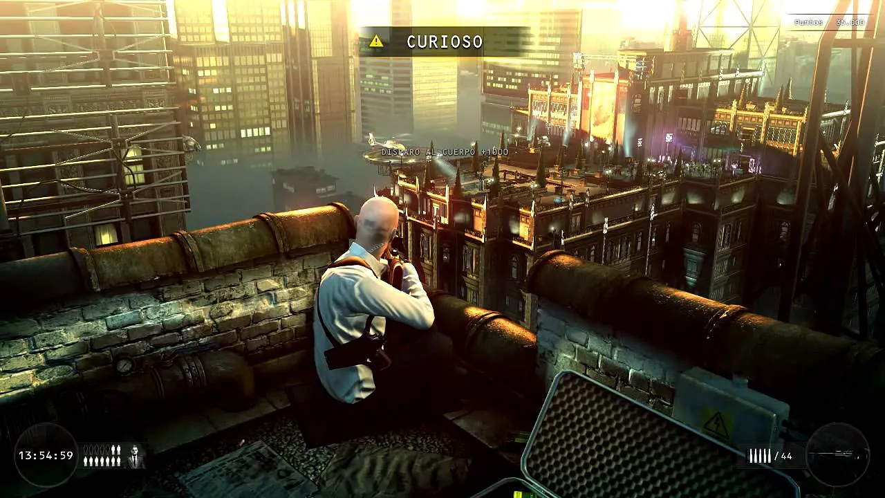 Captura Hitman Sniper Challenge – Francotirador Observa Desde Una Azotea Con Sol Resplandeciente