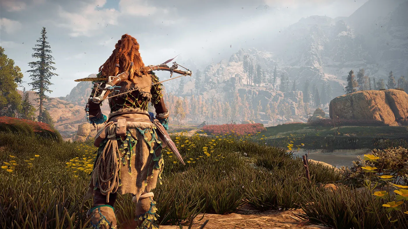 Captura Horizon Zero Dawn Remastered Explorando Un Valle Abierto Con Montanas Al Fondo