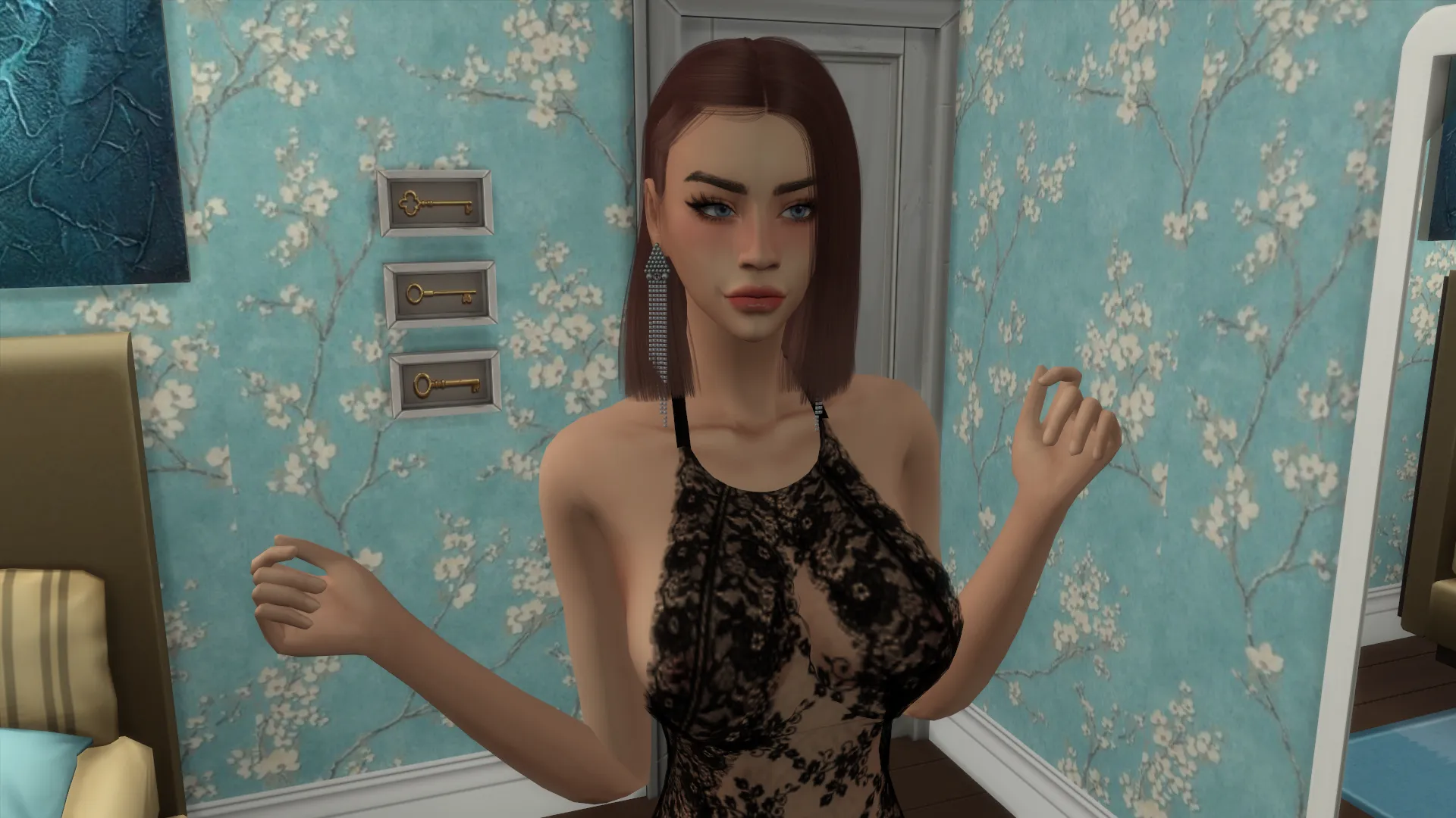 Captura House Party Mujer Frente Al Espejo En Bano Con Papel Tapiz Azul Y Vestido Negro