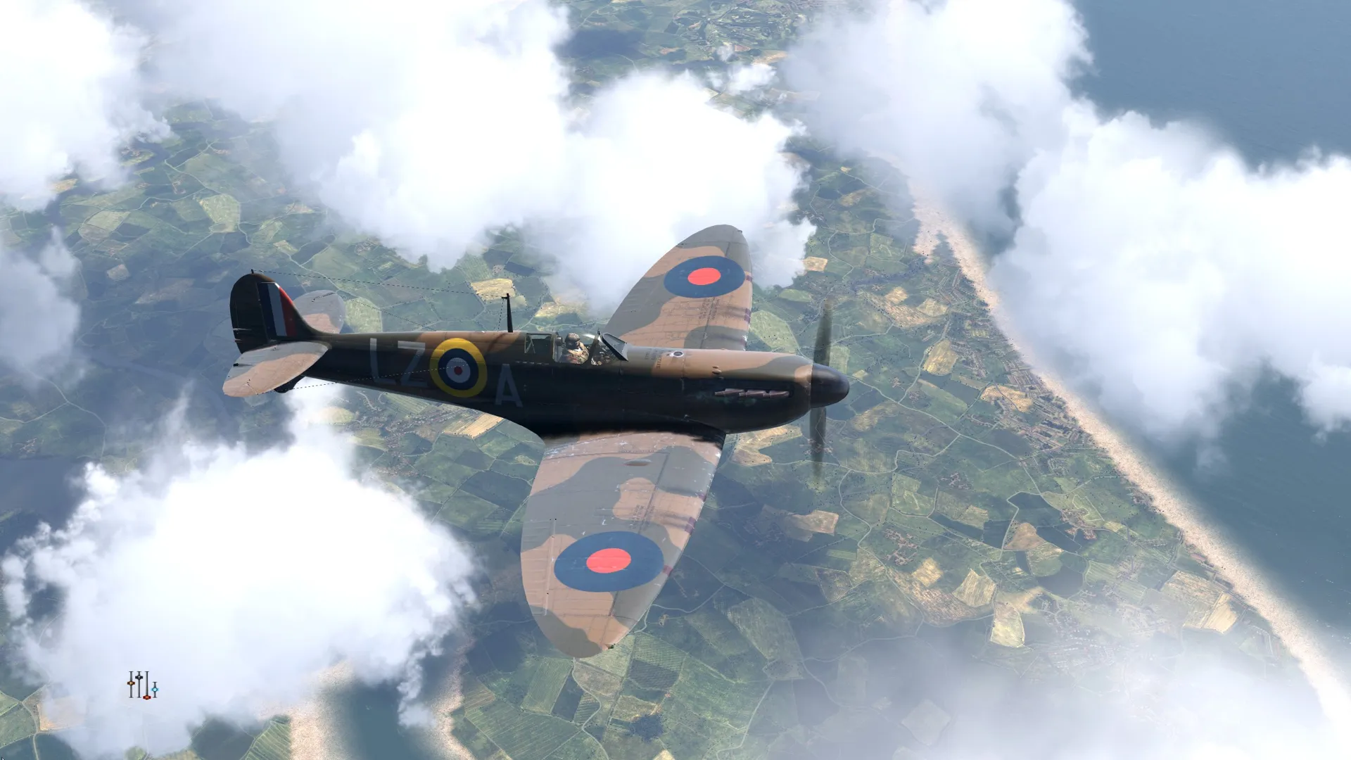 Captura IL 2 Sturmovik Cliffs Of Dover Blitz – Aeronave En Patrullaje Entre Nubes Con Costa A Lo Lejos