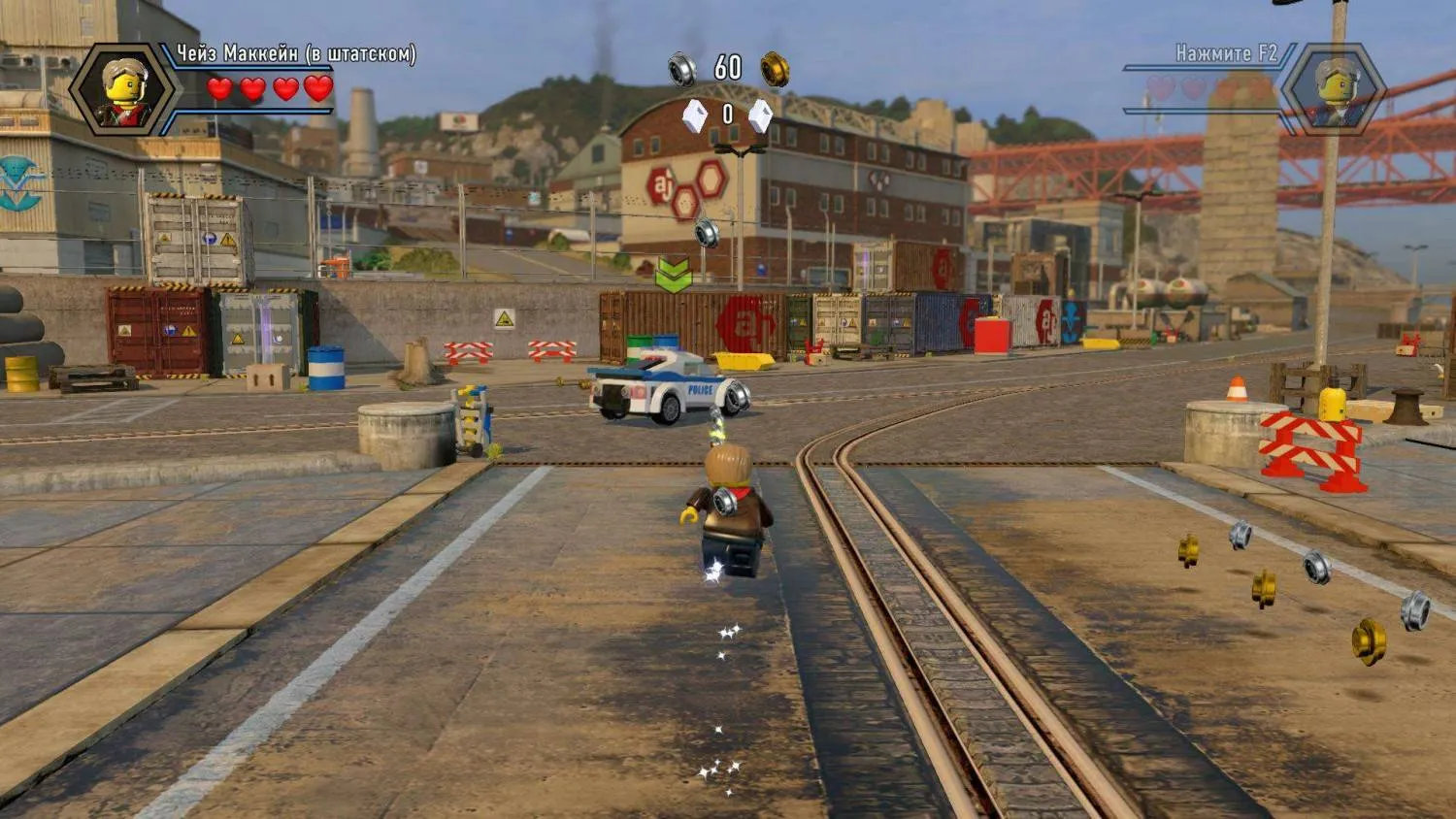 Captura LEGO City Undercover – Personaje Conduciendo Una Moto En Una Zona Portuaria Con Contenedores