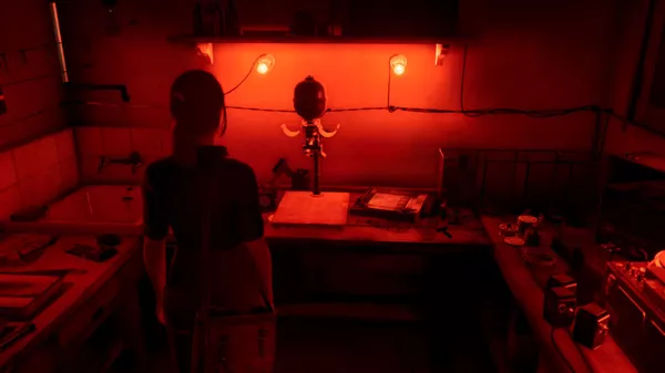 Captura Martha Is Dead – Personaje Iluminado Por Luz Roja En Una Cocina Lugubre