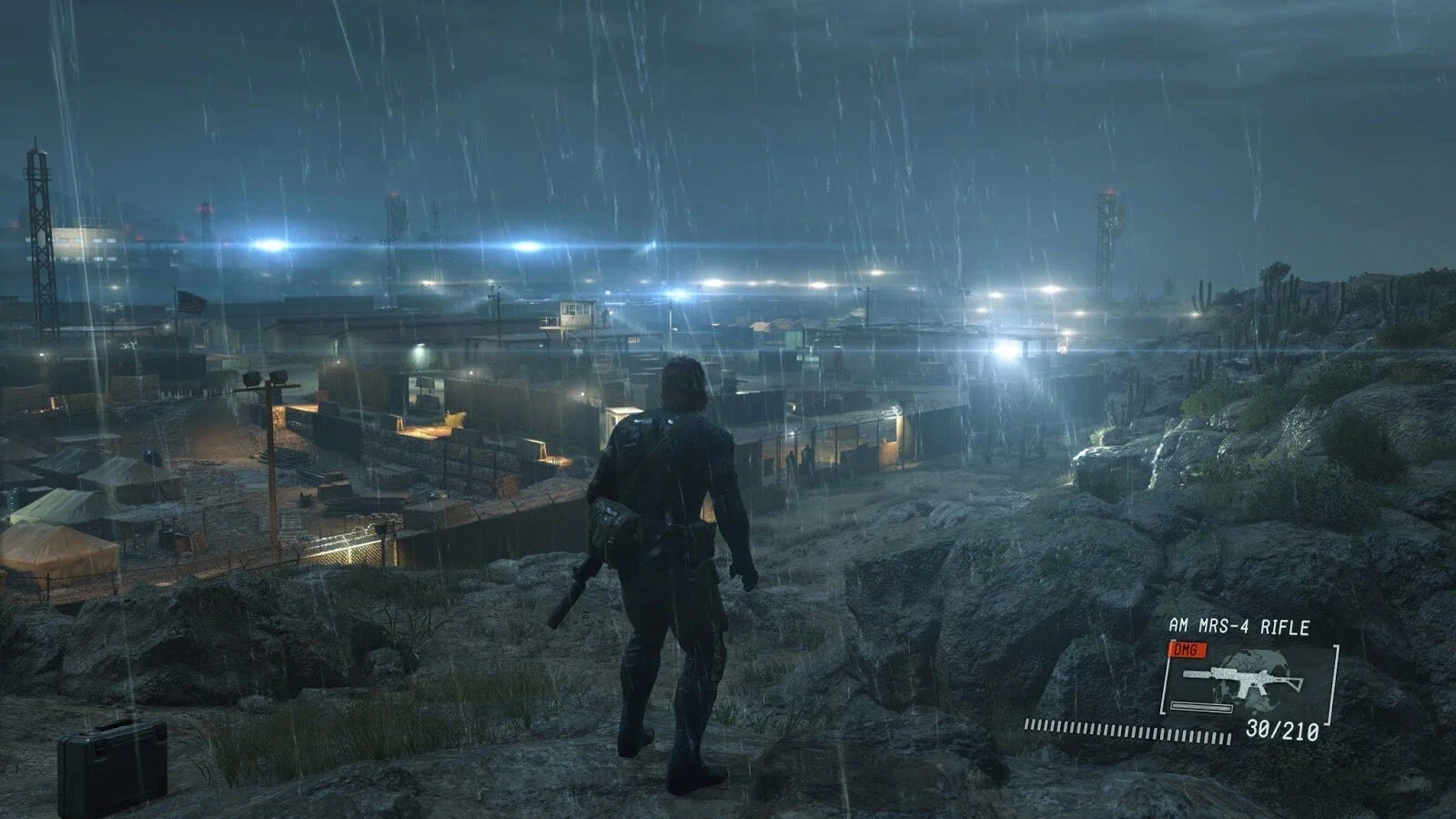 Captura Metal Gear Solid V Ground Zeroes El Protagonista Camina Por Una Base Custodiada En Plena Noche Lluviosa