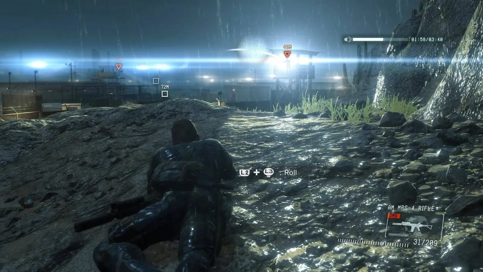 Captura Metal Gear Solid V Ground Zeroes Snake En Posicion De Sigilo Entre Charcos Mientras Lo Iluminan Reflectores