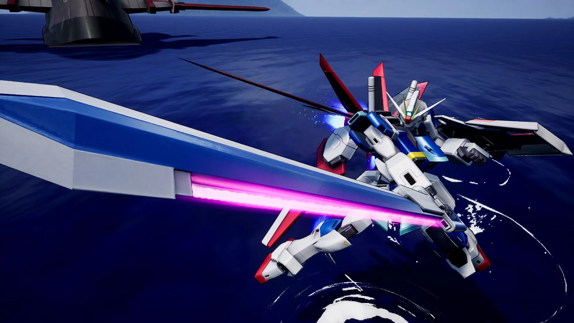 Captura Mobile Suit Gundam SEED Mecha Blanco Con Espada Rosa Vuela Sobre Un Mar Azul