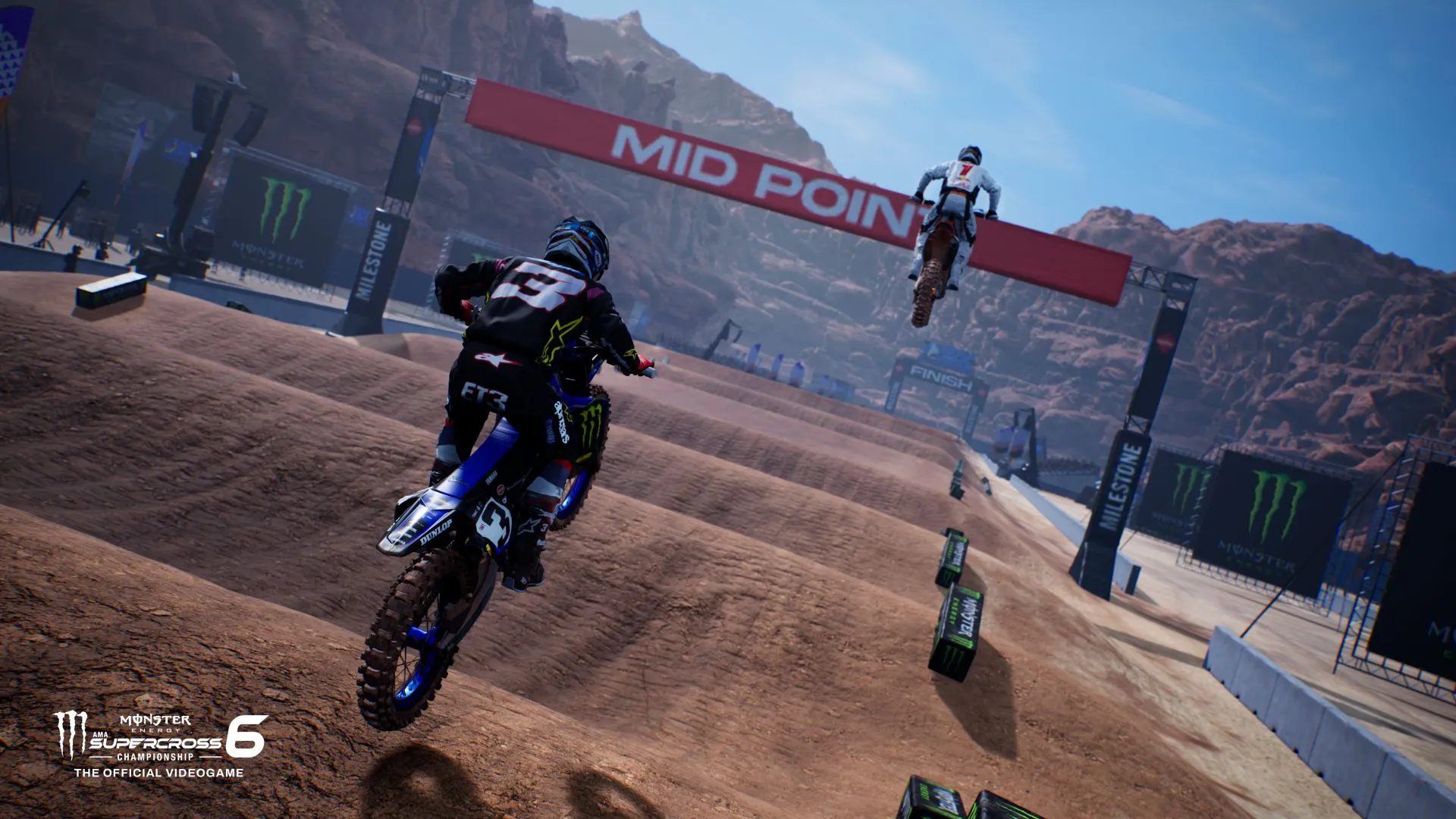 Captura Monster Energy Supercross 6 Salto En Rampa Con Dos Pilotos En Pleno Aire Sobre Una Pista Desertica