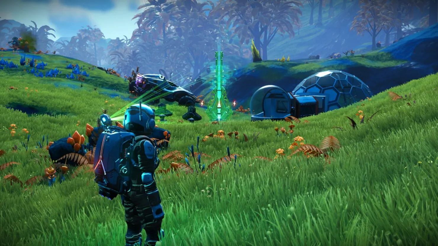 Captura No Mans Sky Astronauta Camina En Un Campo Verde Con Ruinas Tecnologicas Al Fondo