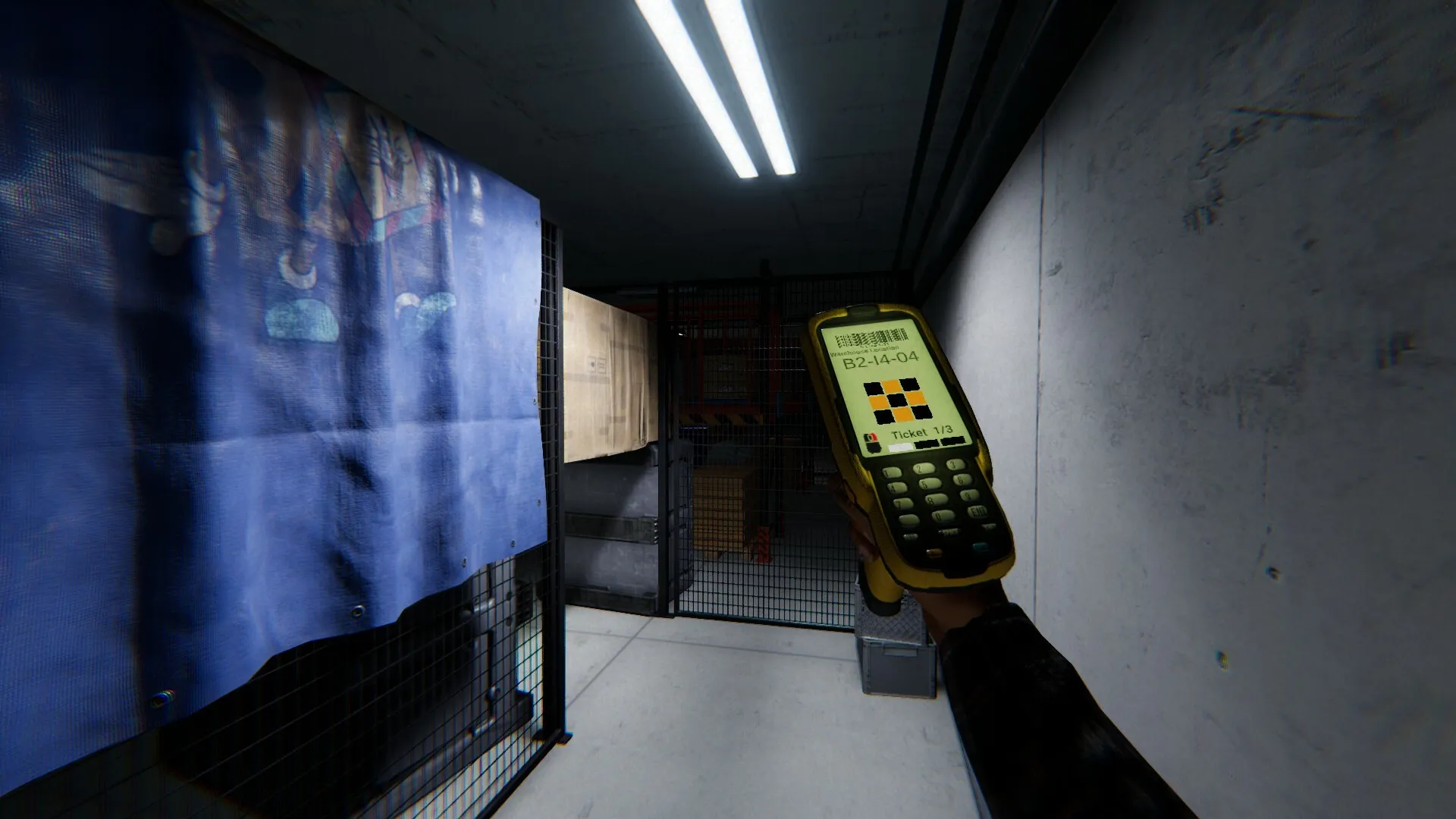Captura Order 13 – Pasillo Oscuro Con Linterna Apuntando Hacia Una Puerta
