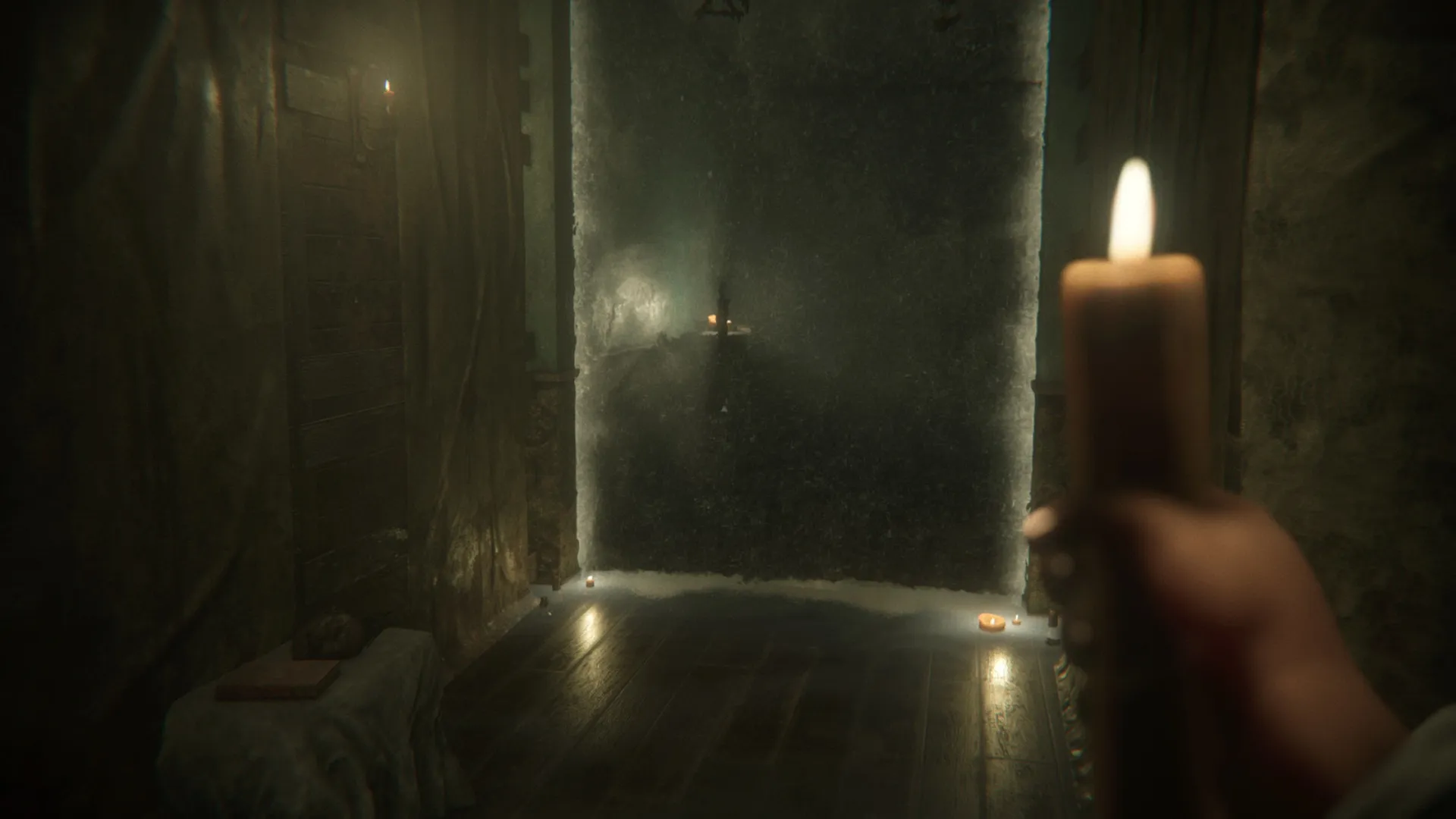 Captura Project Nightmares Case 36 Henrietta Kedward – Pasillo Oscuro Con Luz De Vela Apuntando Hacia Una Esquina
