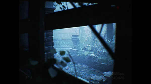 Captura REC Desolation – Vista A Traves De Una Ventana Rota Hacia Un Patio Tenebroso
