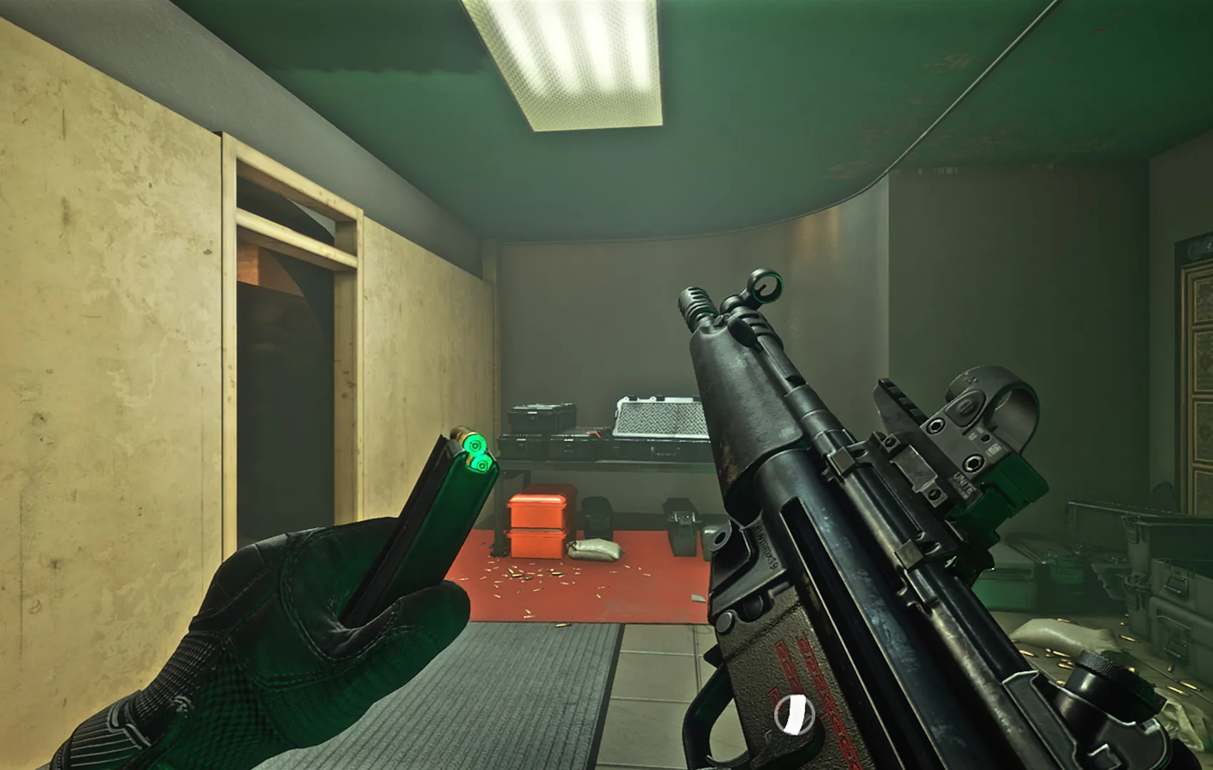 Captura Ready Or Not – Vista En Primera Persona Apuntando Con Rifle En Habitacion Con Cajas
