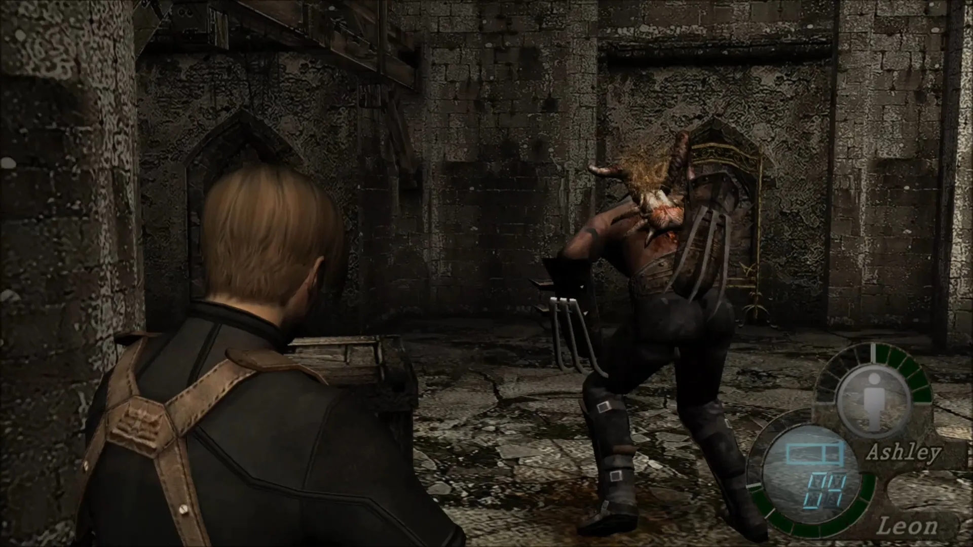 Captura Resident Evil 4 Ultimate HD Edition – Leon Enfrenta A Un Enemigo Encapuchado En Una Zona De Piedra