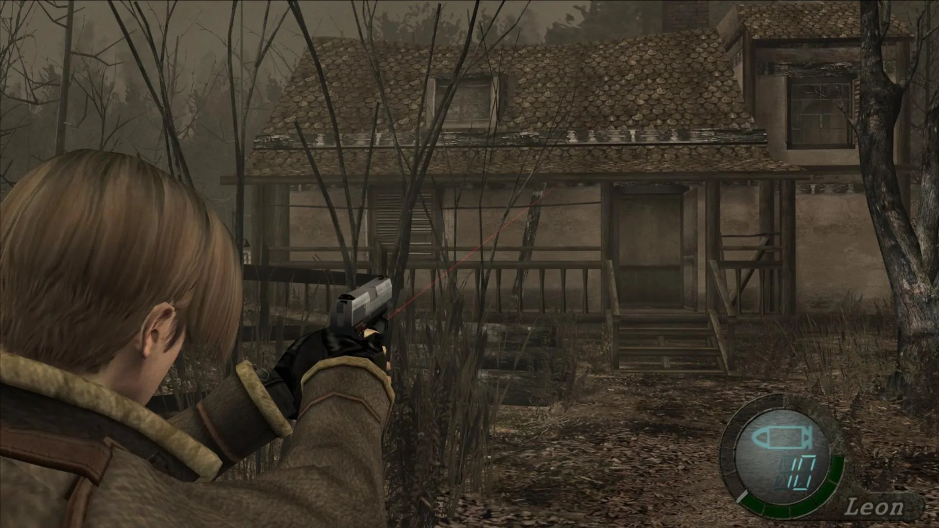 Captura Resident Evil 4 Ultimate HD Edition – Leon Rodeado De Arboles Apunta Con Una Pistola En Un Entorno Boscoso