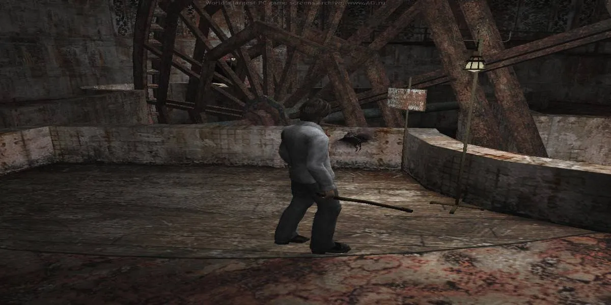 Captura Silent Hill 4 The Room – Personaje En Una Zona Circular De Ladrillo Con Rueda Hidraulica