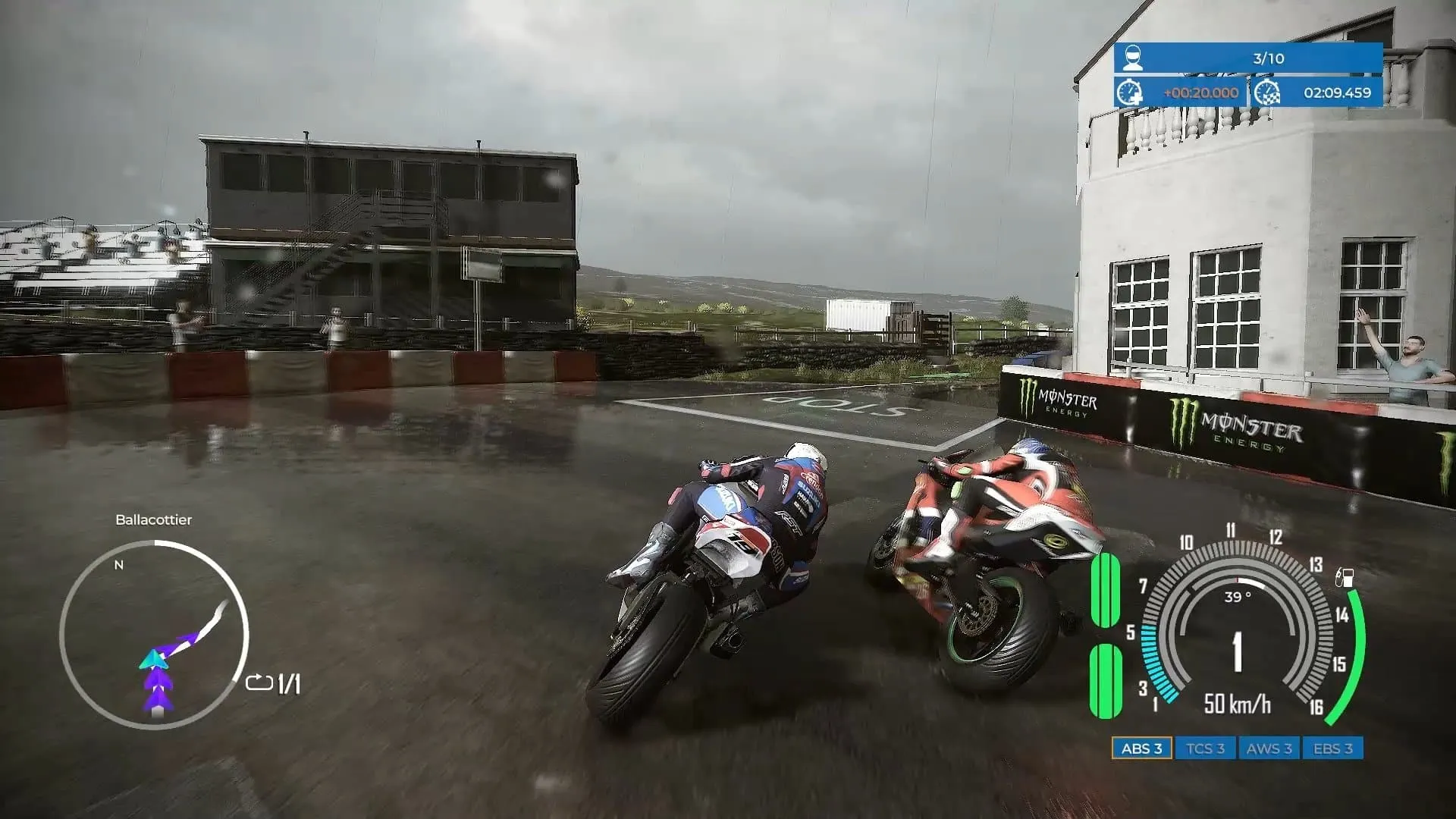 Captura TT Isle Of Man – Dos Motos En Curva Cerrada Cerca De Edificios Clasicos