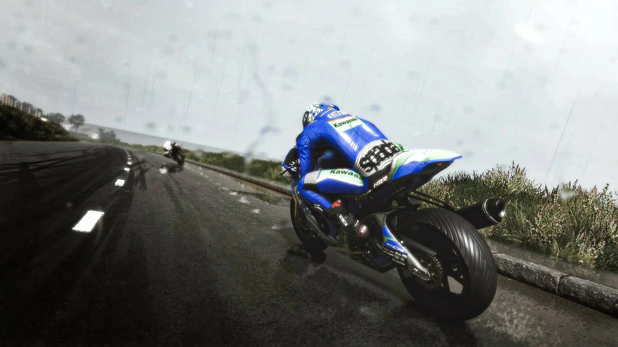 Captura TT Isle Of Man – Motos Acelerando En Carretera Humeda Bajo Cielo Gris