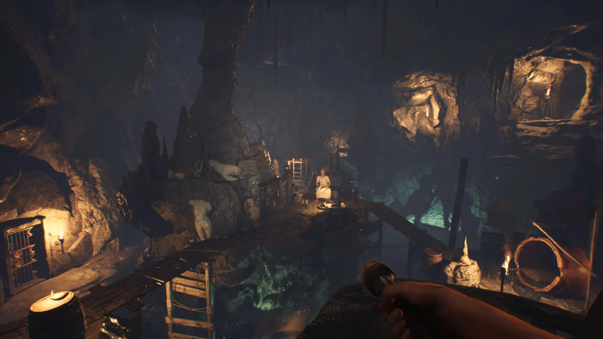 Captura The Forgotten City Escena Nocturna Con Estructuras De Madera Y Luces Calidas En La Cueva
